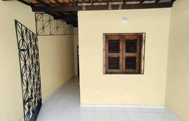 Imagem: A casa possui 2 Dormitórios, 2 Banheiros, 2 Vagas na garagem