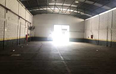 Imagem: O depósito possui 3 Vagas na garagem, 480m² de Área e está