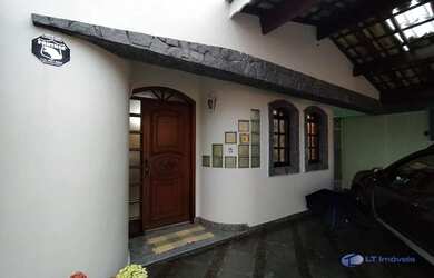 Imagem: A casa possui 3 Dormitórios, 2 Banheiros, 3 Vagas na garagem