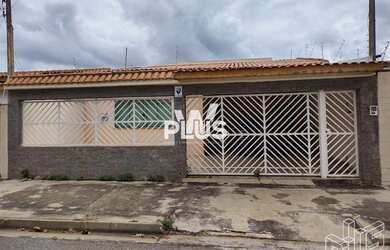 Imagem: A casa possui 3 Dormitórios, 2 Banheiros, 3 Vagas na garagem