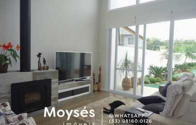 Imagem: A casa possui 3 Dormitórios, 5 Banheiros, 4 Vagas na garagem