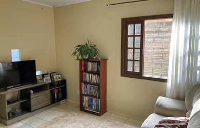 Imagem: A casa possui 2 Dormitórios, 1 Banheiro, 3 Vagas na garagem