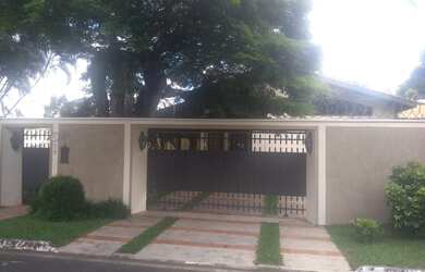 Imagem: A casa possui 4 Dormitórios, 5 Banheiros, 4 Vagas na garagem