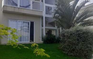 Imagem: A casa possui 4 Dormitórios, 5 Banheiros, 4 Vagas na garagem