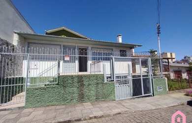 Imagem: A casa possui 4 Dormitórios, 2 Banheiros, 2 Vagas na garagem