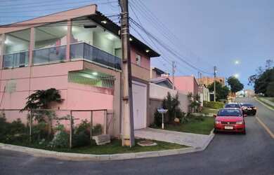 Imagem: A casa possui 3 Dormitórios, 3 Banheiros, 3 Vagas na garagem