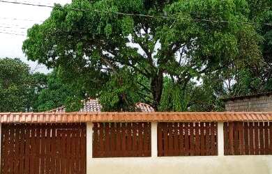 Imagem: A casa possui 4 Dormitórios, 1 Banheiro, 1 Vaga na garagem