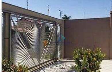 Imagem: A casa possui 3 Dormitórios, 3 Banheiros, 4 Vagas na garagem