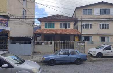 Imagem: A casa possui 3 Dormitórios, 2 Banheiros, 3 Vagas na garagem