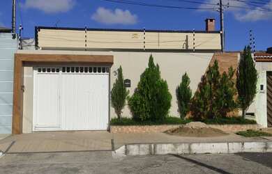 Imagem: A casa possui 4 Dormitórios, 3 Banheiros, 2 Vagas na garagem