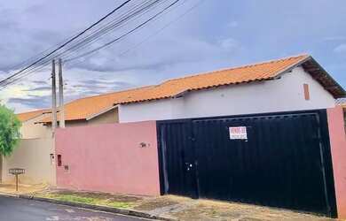 Imagem: A casa possui 2 Dormitórios, 1 Banheiro, 3 Vagas na garagem