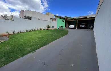 Imagem: A casa possui 3 Dormitórios, 2 Banheiros, 5 Vagas na garagem