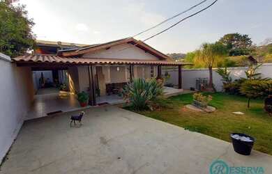 Imagem: A casa possui 5 Dormitórios, 4 Banheiros, 3 Vagas na garagem