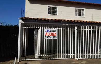 Imagem: A casa possui 3 Dormitórios, 1 Banheiro, 2 Vagas na garagem