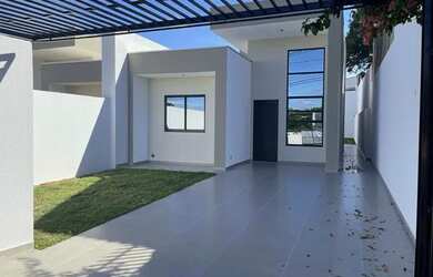 Imagem: A casa possui 3 Dormitórios, 2 Banheiros, 4 Vagas na garagem