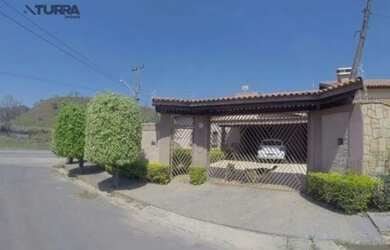 Imagem: A casa possui 3 Dormitórios, 3 Banheiros, 4 Vagas na garagem