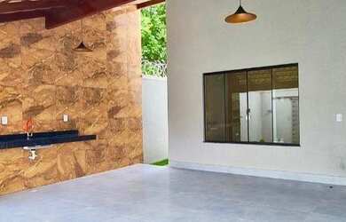 Imagem: A casa possui 3 Dormitórios, 2 Banheiros, 2 Vagas na garagem