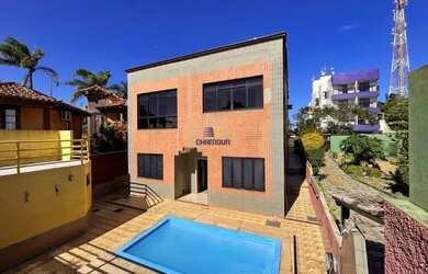 Imagem: A casa possui 4 Dormitórios, 5 Banheiros, 4 Vagas na garagem