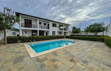 Imagem: A casa possui 4 Dormitórios, 5 Banheiros, 5 Vagas na garagem