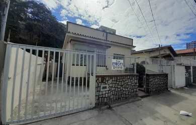 Imagem: A casa possui 3 Dormitórios, 2 Banheiros, 1 Vaga na garagem