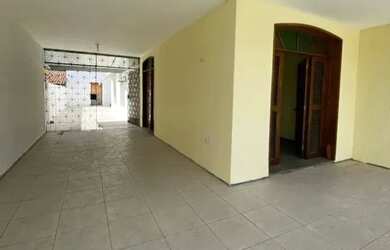 Imagem: A casa possui 2 Dormitórios, 1 Banheiro, 1 Vaga na garagem