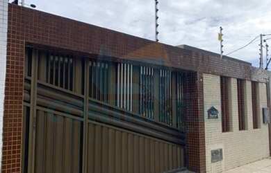 Imagem: A casa possui 3 Dormitórios, 4 Banheiros, 3 Vagas na garagem