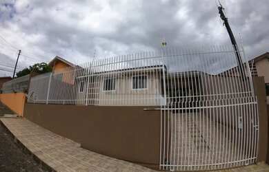 Imagem: A casa possui 3 Dormitórios, 1 Banheiro, 1 Vaga na garagem