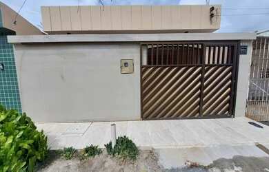 Imagem: A casa possui 2 Dormitórios, 1 Banheiro, 1 Vaga na garagem