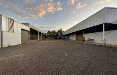 Imagem: O depósito à venda possui 5 Vagas na garagem e 2320m² de