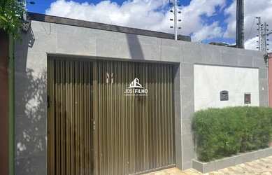 Imagem: A casa possui 3 Dormitórios, 2 Banheiros, 2 Vagas na garagem