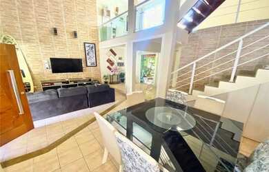 Imagem: A casa possui 4 Dormitórios, 5 Banheiros, 3 Vagas na garagem