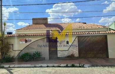 Imagem: A casa possui 3 Dormitórios, 3 Banheiros, 2 Vagas na garagem