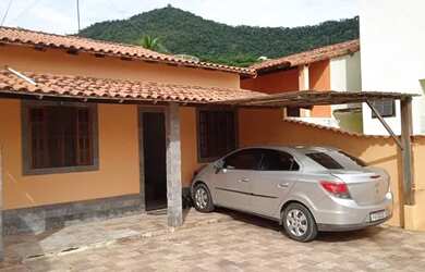 Imagem: A casa possui 2 Dormitórios, 2 Banheiros, 2 Vagas na garagem