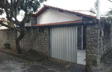 Imagem: A casa possui 5 Dormitórios, 4 Banheiros, 4 Vagas na garagem