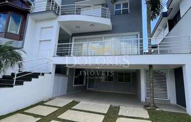 Imagem: A casa em condomínio possui 3 Dormitórios, 5 Banheiros, 325m²