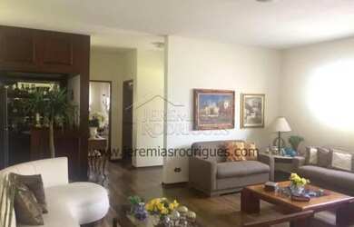 Imagem: A casa possui 4 Dormitórios, 3 Banheiros, 2 Vagas na garagem