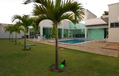 Imagem: A casa possui 3 Dormitórios, 2 Banheiros, 2 Vagas na garagem