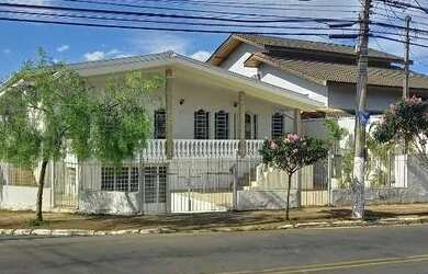 Imagem: A casa possui 5 Dormitórios, 4 Banheiros, 5 Vagas na garagem
