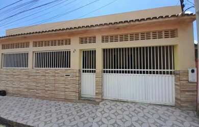 Imagem: A casa possui 2 Dormitórios, 2 Banheiros e 3 Vagas na garagem