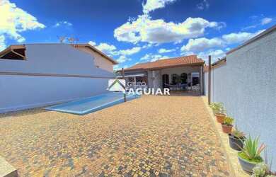 Imagem: A casa possui 2 Dormitórios, 2 Banheiros, 5 Vagas na garagem