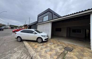 Imagem: A casa possui 3 Dormitórios, 2 Banheiros, 4 Vagas na garagem