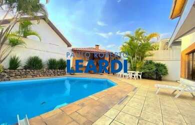 Imagem: A casa em condomínio possui 4 Dormitórios, 4 Banheiros, 4