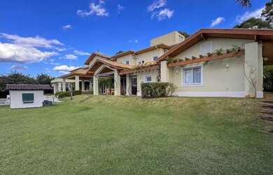 Imagem 3: Sobrado à venda e para locação com 6 suítes no Fazenda da Grama, em...