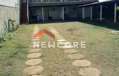 Imagem: A casa possui 4 Dormitórios, 4 Banheiros, 5 Vagas na garagem