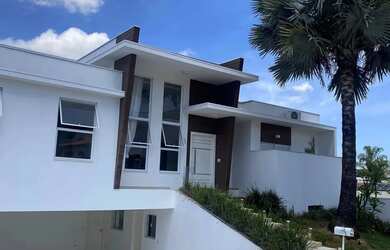 Imagem: A casa em condomínio possui 4 Dormitórios, 4 Banheiros, 4