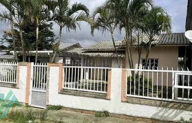 Imagem: A casa possui 2 Dormitórios, 2 Banheiros, 3 Vagas na garagem