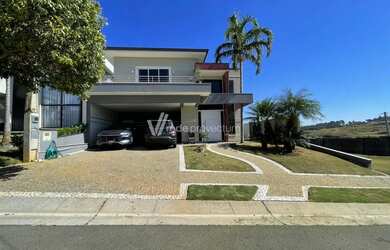 Imagem: A casa em condomínio e possui 4 Dormitórios, Suítes, 5 Banheiros