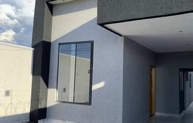 Imagem: A casa possui 3 Dormitórios, 2 Banheiros, 2 Vagas na garagem