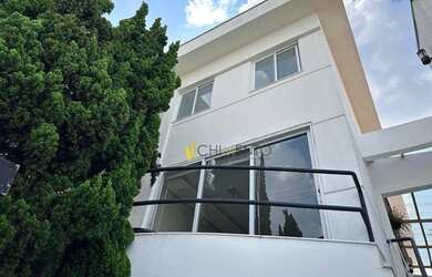 Imagem: A casa possui 3 Dormitórios, 5 Banheiros, 4 Vagas na garagem