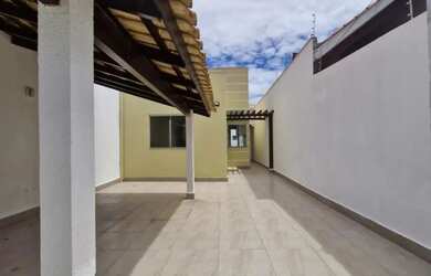 Imagem: A casa possui 3 Dormitórios, 2 Banheiros, 2 Vagas na garagem